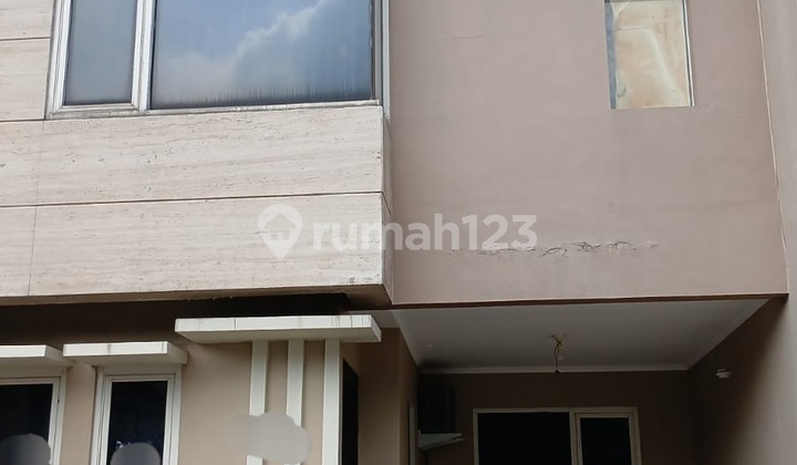 For Rent 2-Story Building in Dharmahusada Near Sutomo