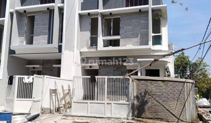 DiJual Rumah Tenggilis Scandinavian Baru Gress 2 Lantai  1