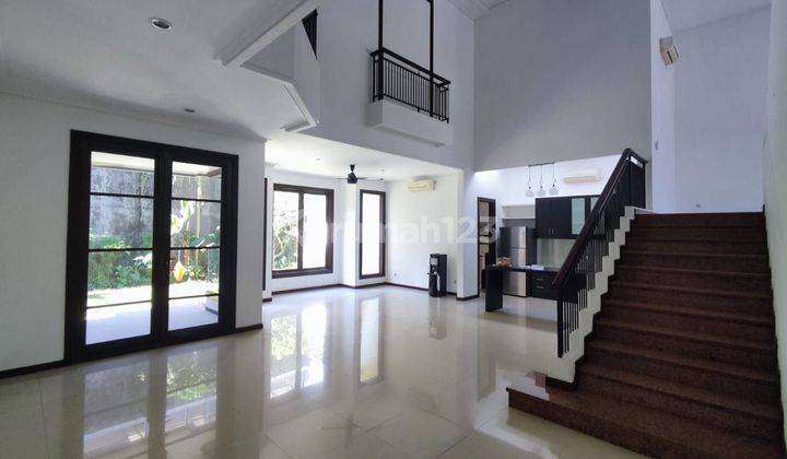 Disewakan Rumah Lux Di Graha Family 2