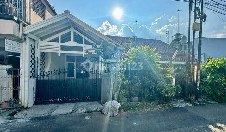 Disewakan Rumah Luas Semi Furnished di Margahayu Raya 1