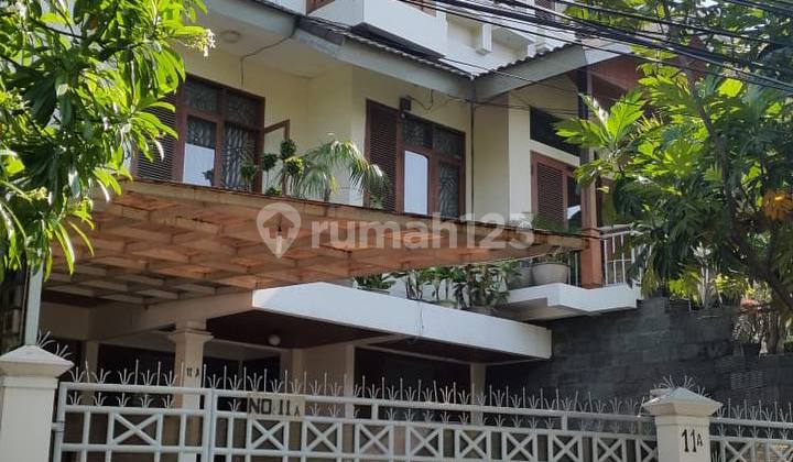 Rumah Besar Terawat 3 Lantai LB 550,Di Tubagus Ismail Dago
