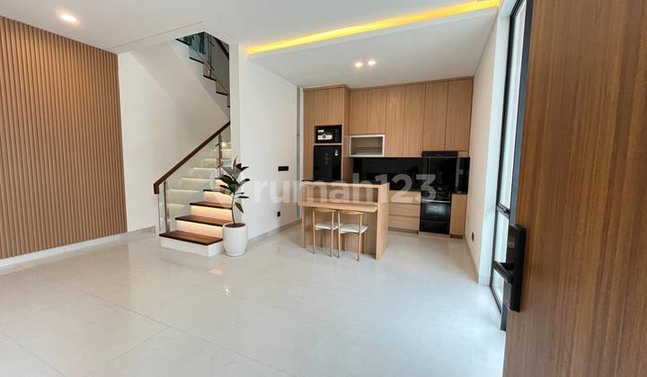 Rumah Cantik 2,5 Lantai Full Furnished SHM, di Setraduta 2