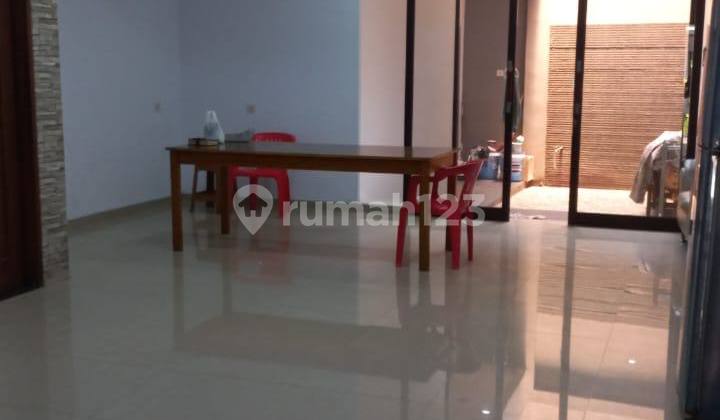 Rumah Modern 2 Lantai Siap Huni SHM di Jalan Peta 2