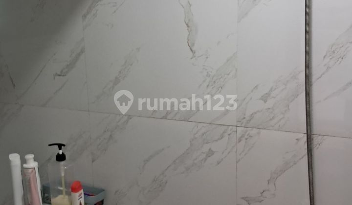 Rumah Asri 3 Lantai SHM 14 Menit ke RSIA Vitalaya Hadap Timur J31980 2