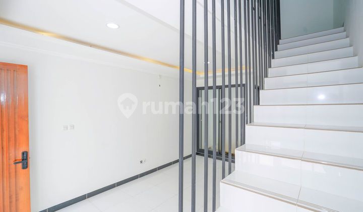 Rumah 2 Lt Hadap Timur 10 Menit ke Cibubur Junction Dibantu KPR J-32122 2