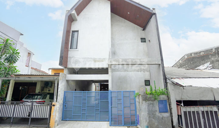 4-Bedroom House with SHM 10 Minutes to Rawamangun Toll Gate Ready to Occupy J32261