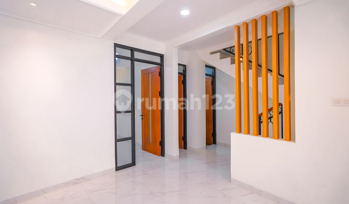 3-Story House with SHM 10 Minutes to Brigif Toll Gate Ready to Occupy J-33711 2