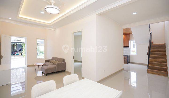 Rumah Semi Furnished 5 Kamar Tidur 10 menit ke Living World Kota Wisata J27751 2