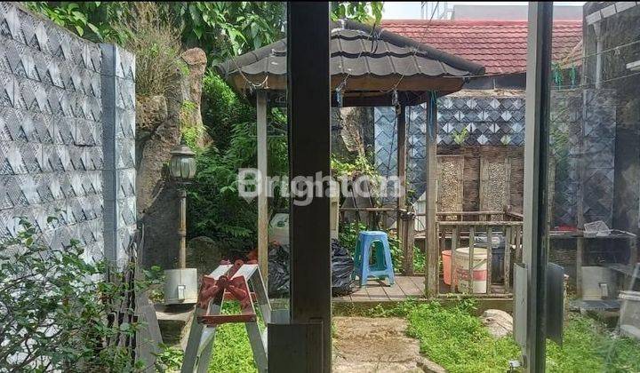 Di  Rumah Di Perumahan Citra Gading. Rumah Besar dan nyaman. Ada taman untuk bersantai. 2