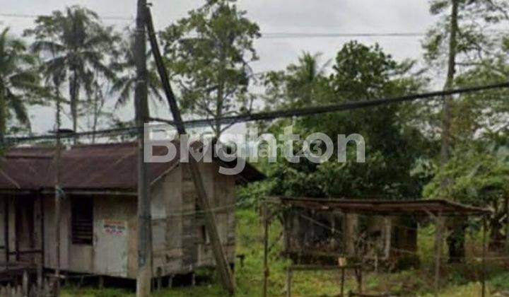 Di  / Di kan Tanah Pinggir Jalan besar. Ada 2 bangunan dan ada listriknya. Dekat bandara Paranoto Samarinda ± 15 menit. ± 20 menit ke perumahan Citraland. 2