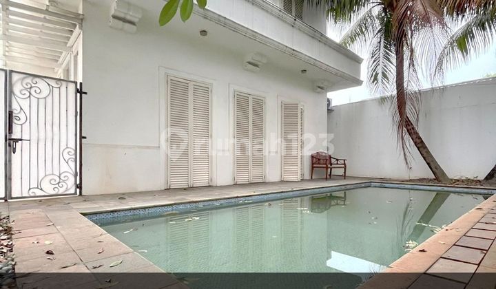 Rumah di Kemang Full Furnish Ada Swimming Pool huni