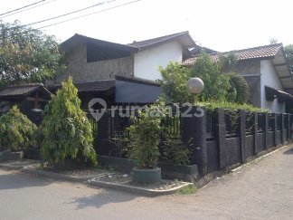 HOEK POSITION HOUSE WITH SPACIOUS AND LUSH LAND IN CAKUNG EAST JAKARTA