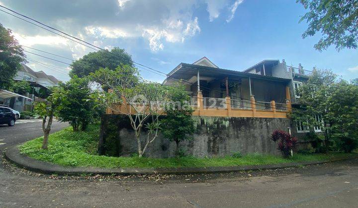 tampak depan rumah asri posisi hoek di