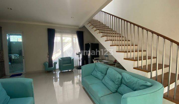 ruang tamu rumah siap huni dengan furnished