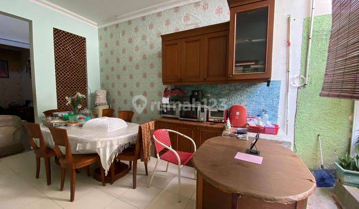 ruang makan rumah homey dan asri 2