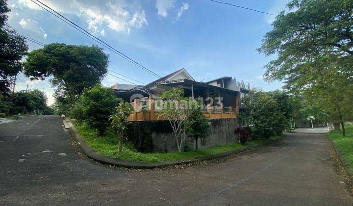 tampak depan rumah asri posisi hoek di