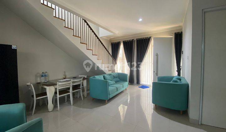 ruang keluarga rumah siap huni dengan furnished