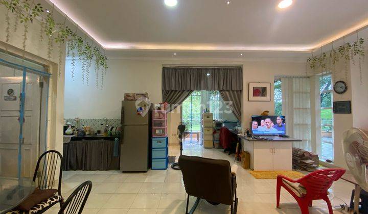ruang keluarga rumah asri posisi hoek di