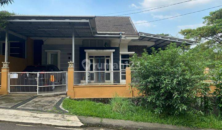 tampak depan rumah asri posisi hoek di