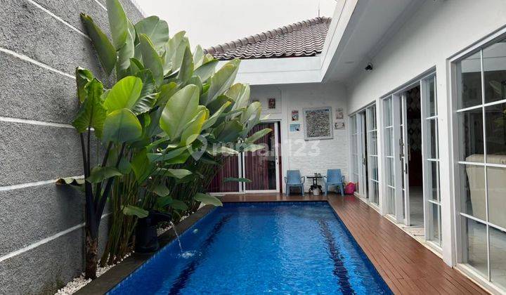 Rumah  ada kolam renang Rapih kamar banyak ciangsana 1