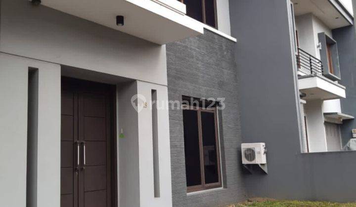 Rumah Dijual Singgasana Pradana Bandung Semi Furnished