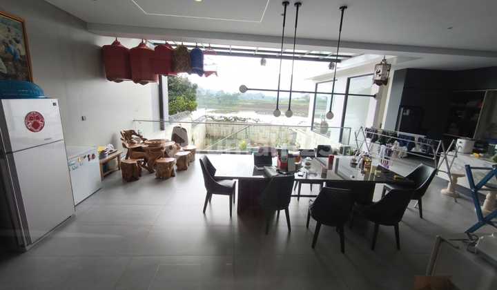 Dijual Rumah Full Furnished Luas di Kota Baru Parahyangan