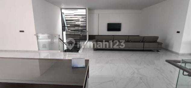 Dijual Rumah Full Furnished Luas di Kota Baru Parahyangan 2