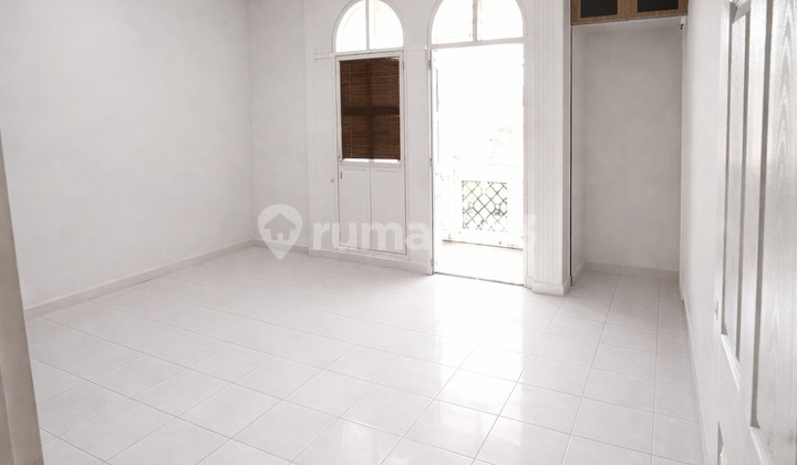 For Sale: 3-Storey Shop House in Singgasana Bandung, Ready to Use
