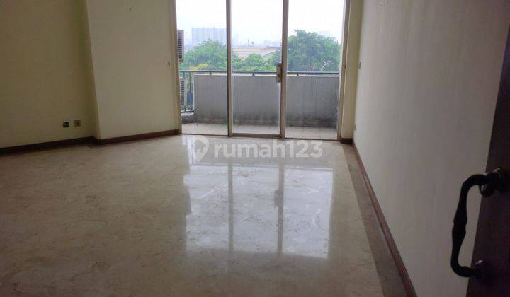 ruang keluarga apartment puri casablanca kondisi bagus