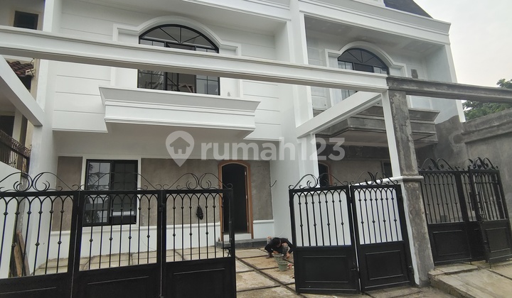 American Classic Dengan Attic 2,5 Lantai Lebak Bulus