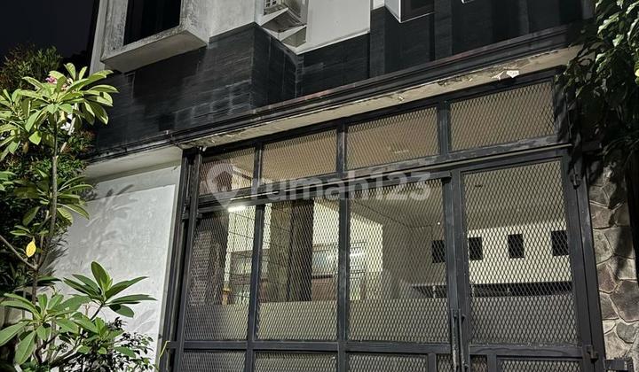 Rumah 3 Lantai dengan Rooftop Dekat Stasiun Depok