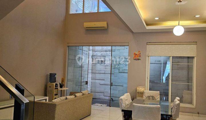 Rumah 2 Lantai Bagus Semi Furnished di San Diego, Surabaya 1