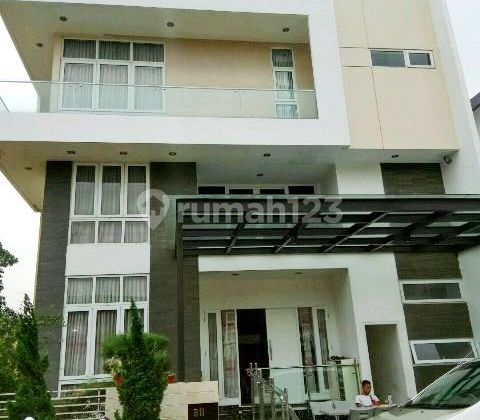 Jual Cepat Rumah Strategis 3 Lantai Bebas Banjir