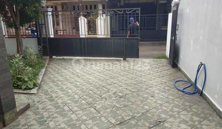 Second-hand house ready to occupy near Aeon Mall Tanjung Barat. Second-hand house ready to occupy near Aeon Mall Tanjung Barat.