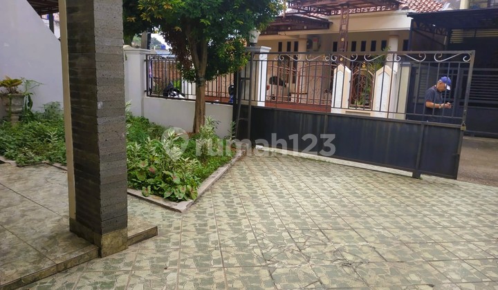 Second-hand house ready to occupy near Aeon Mall Tanjung Barat. Second-hand house ready to occupy near Aeon Mall Tanjung Barat.