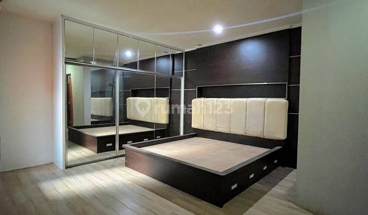 Rumah Exclusif Semi Furnished dua lantai, Siap huni di Kota Wisata 2