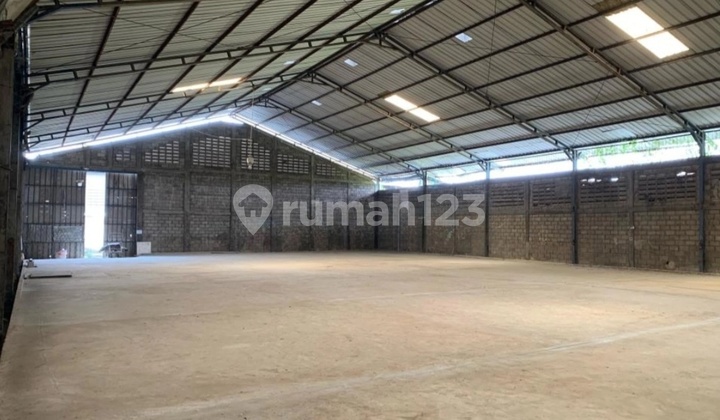 For Sale Fast, Land Purchase Comes with Ready-to-Use Warehouse in Jurumudi Daan Mogot.