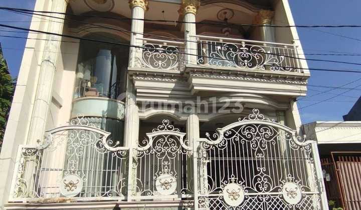 Beautiful Classic House in Rungkut Asri Surabaya 2