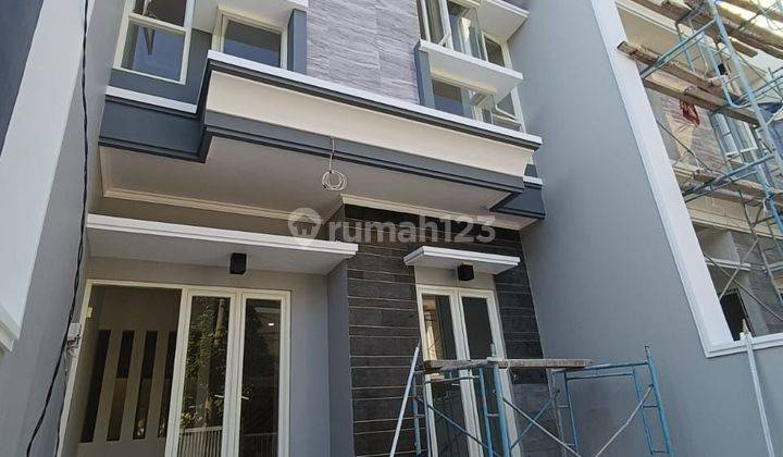 Rumah Cantik Mulyosari Surabaya  2