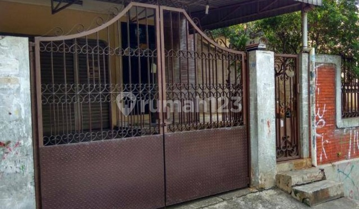 Dijual Rumah 2 Lantai Lokasi Strategis di Tomang Jakarta Barat