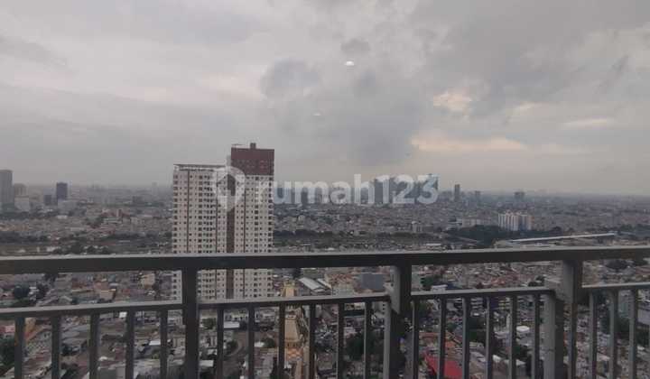 Disewakan 3 Bedroom Apartemen Cosmo Mansion Good Furnish 2