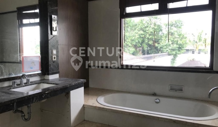 House with Swimming Pool in a Strategic Location in South Cipete 2