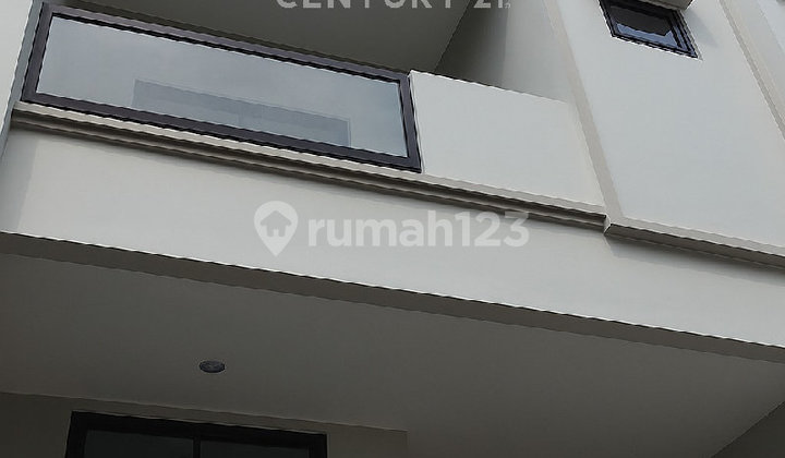Rumah Baru 4 Lantai Desain Cantik di Kelapa Gading Pandawa Rumah Baru 4 Lantai Desain Cantik di Kelapa Gading Pandawa