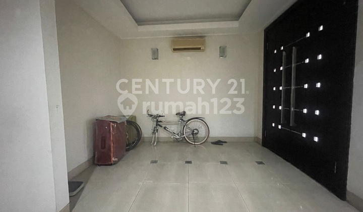 House on the edge of Puloasem Raya Street, Rawamangun, East Jakarta