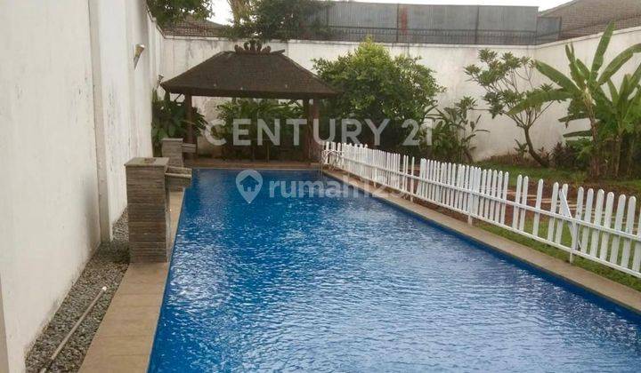 Rumah Dengan Swimming Pool Lokasi Strategis Di  Cipete Selatan 1