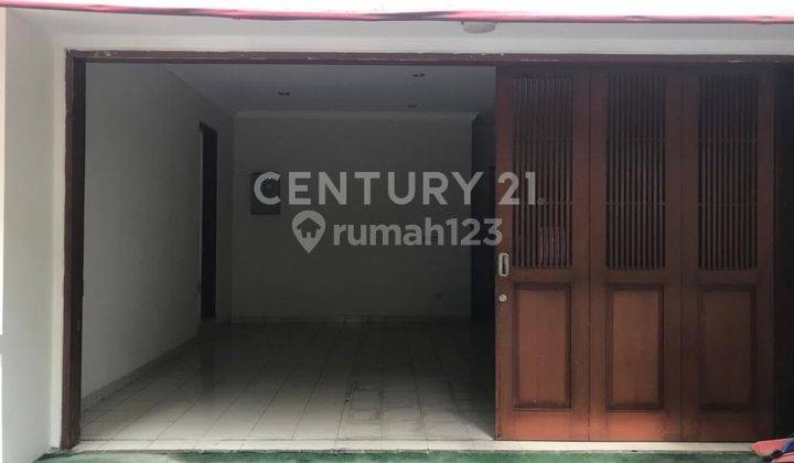 Rumah Dengan Swimming Pool Lokasi Strategis Di  Cipete Selatan 2