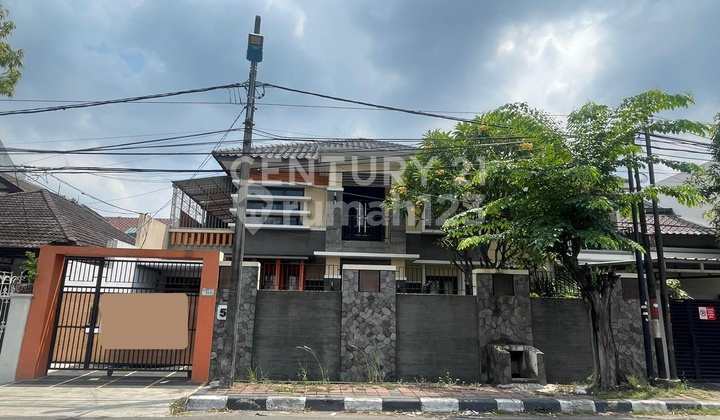 House on the edge of Puloasem Raya Street, Rawamangun, East Jakarta