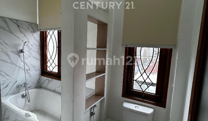 Rumah 2 Lantai Berlokasi Di Jl. Kayu Putih 2