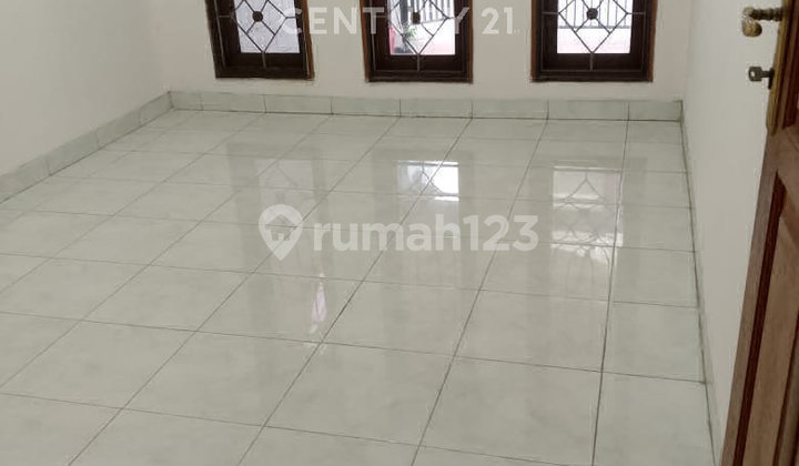Unfurnished 3+1KT Well-Maintained Strategic House in Kelapa Gading, North Jakarta