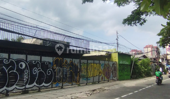 Strategic Location Shop House Suitable for Cafe, Workshop, Restaurant in Central Jakarta